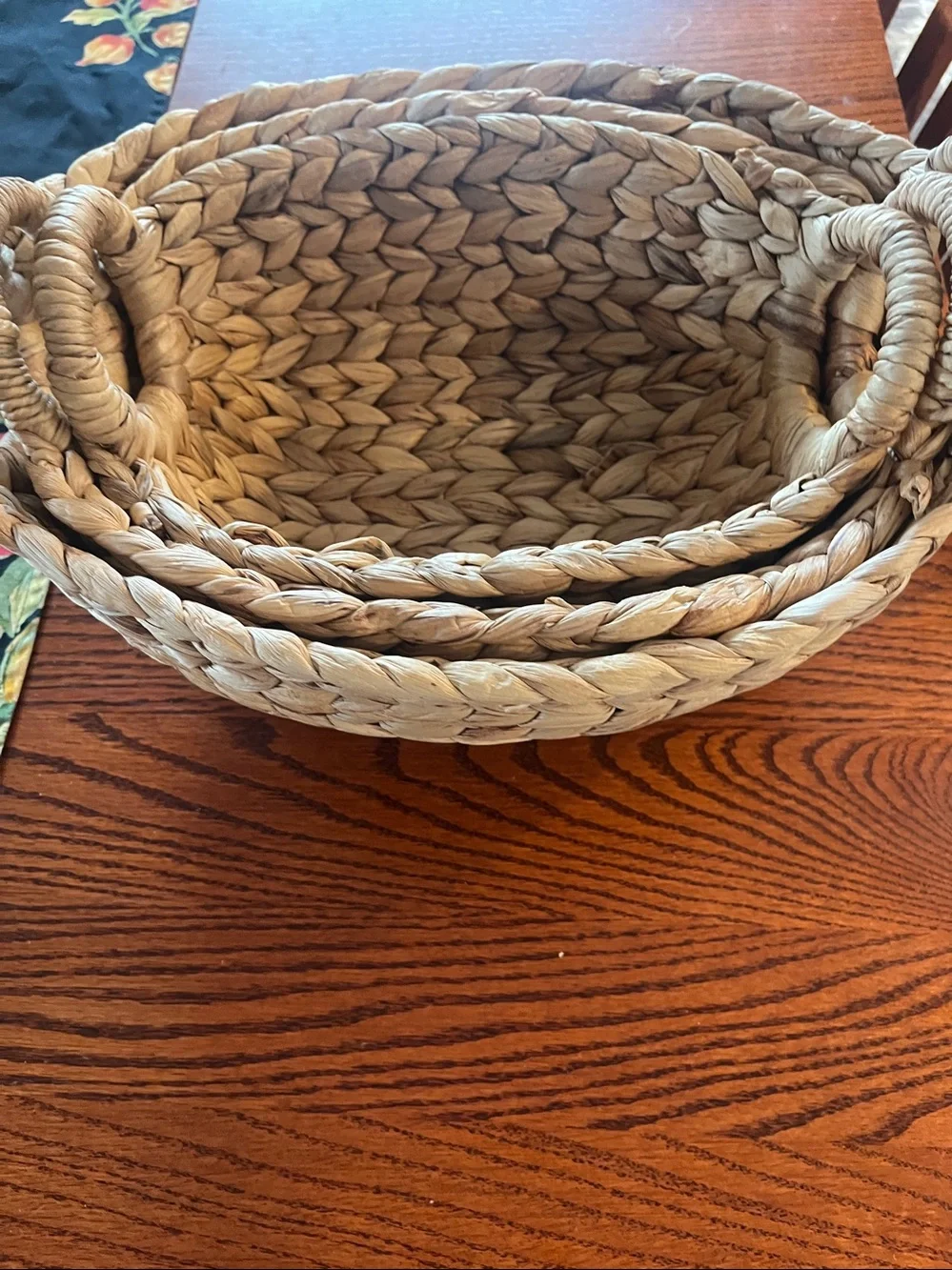 Set of 3 stackable wicker baskets used 1x